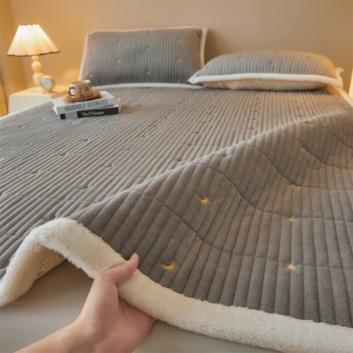 91家纺网 家纺一手货源 找家纺 雯豆家纺 2025秋冬新款刺绣款夹棉床褥床垫床护垫绣花纯色垫子 繁星-深空灰