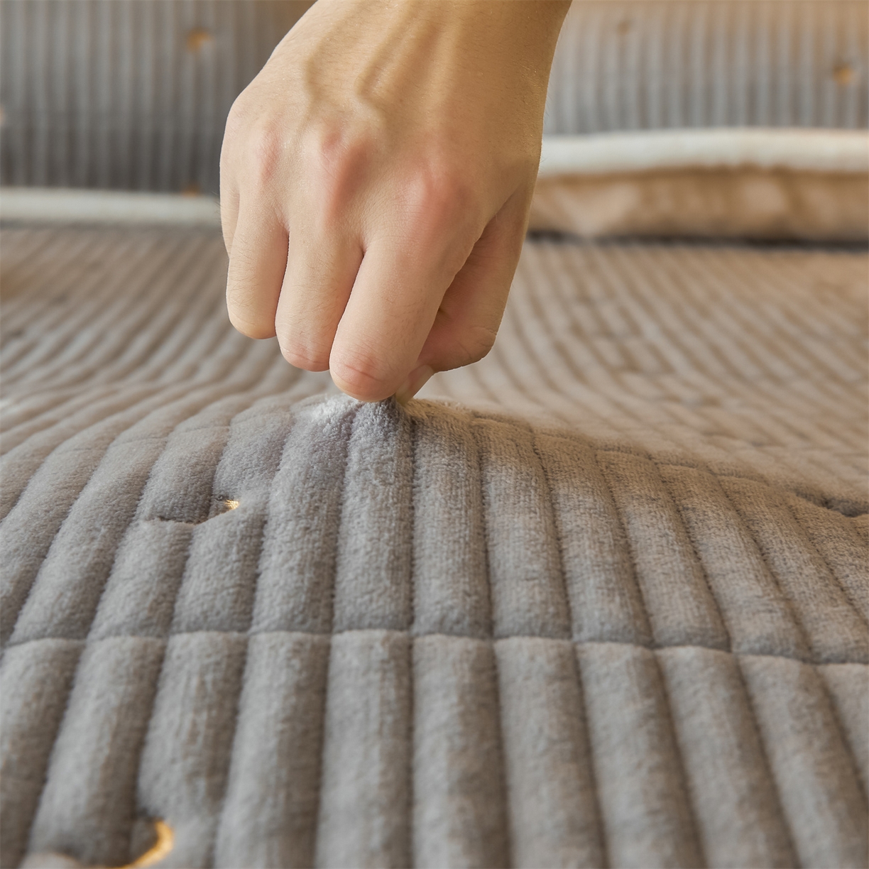 91家纺网 家纺一手货源 找家纺 雯豆家纺 2025秋冬新款刺绣款夹棉床褥床垫床护垫绣花纯色垫子 繁星-深空灰