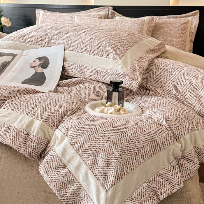 91家纺网 家纺一手货源 找家纺 羽梦家纺 2025款数码印花全消光260克牛奶绒轻奢简约工艺款四件套 数码-驼色