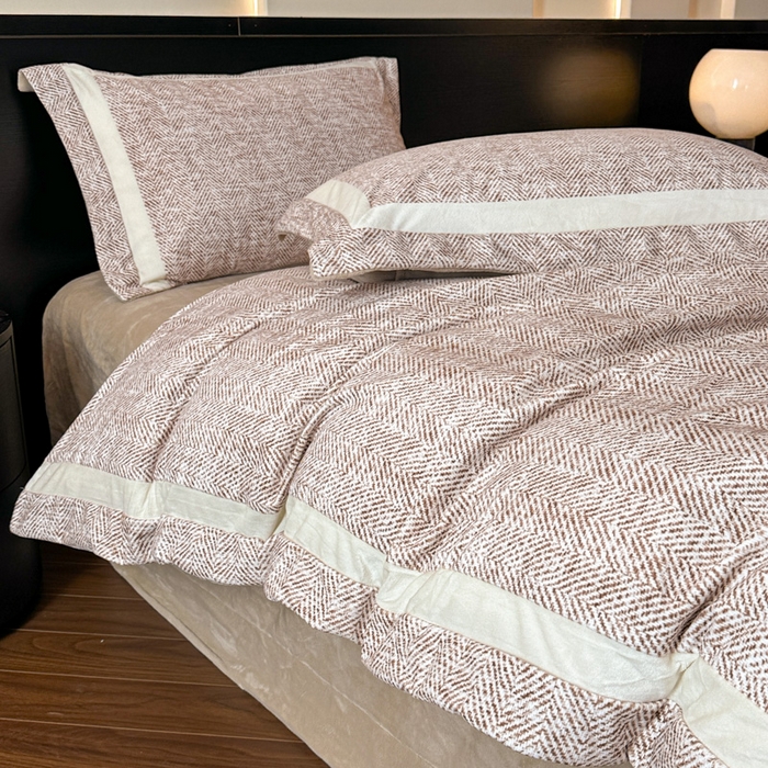 91家纺网 家纺一手货源 找家纺 羽梦家纺 2025款数码印花全消光260克牛奶绒轻奢简约工艺款四件套 数码-驼色