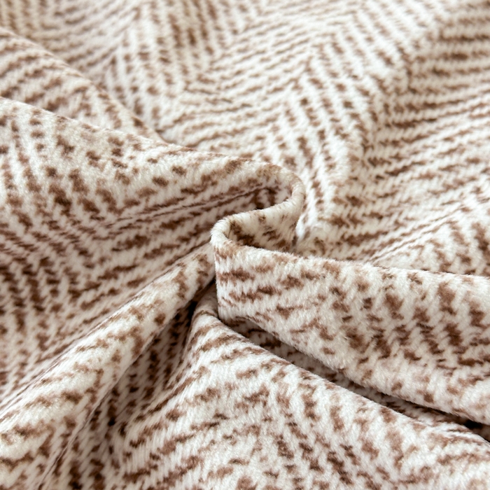 91家纺网 家纺一手货源 找家纺 羽梦家纺 2025款数码印花全消光260克牛奶绒轻奢简约工艺款四件套 数码-驼色