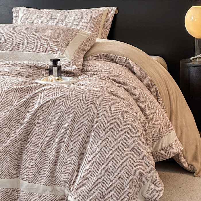 91家纺网 家纺一手货源 找家纺 羽梦家纺 2025款数码印花全消光260克牛奶绒轻奢简约工艺款四件套 数码-驼色