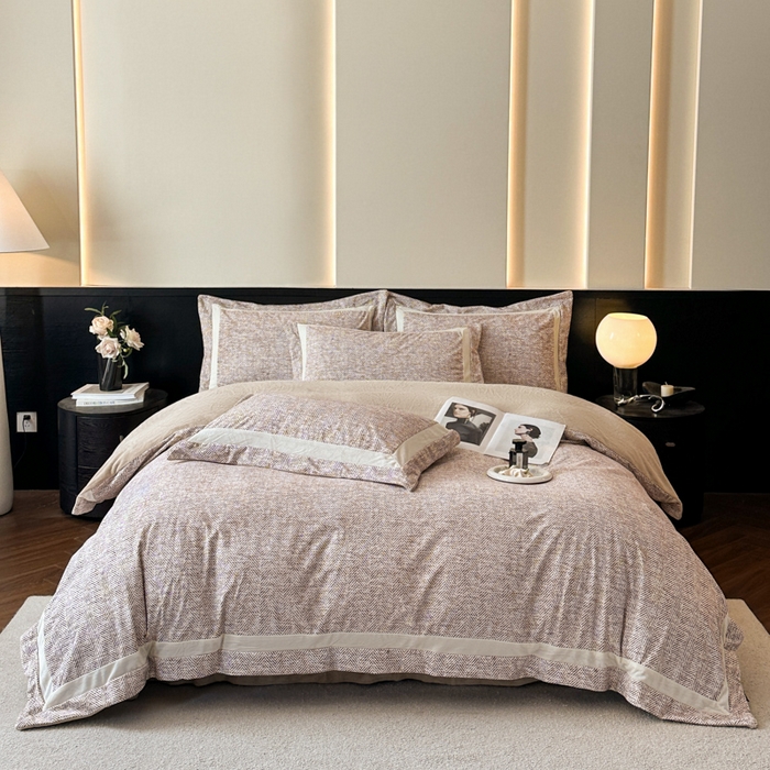 91家纺网 家纺一手货源 找家纺 羽梦家纺 2025款数码印花全消光260克牛奶绒轻奢简约工艺款四件套 数码-驼色