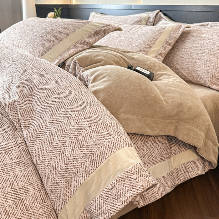 91家纺网 家纺一手货源 找家纺 羽梦家纺 2025款数码印花全消光260克牛奶绒轻奢简约工艺款四件套 数码-驼色