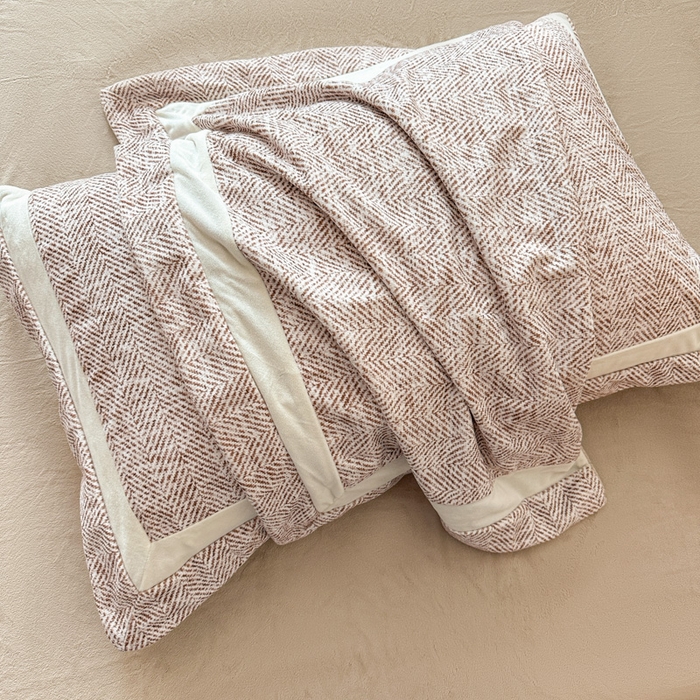 91家纺网 家纺一手货源 找家纺 羽梦家纺 2025款数码印花全消光260克牛奶绒轻奢简约工艺款四件套 数码-驼色