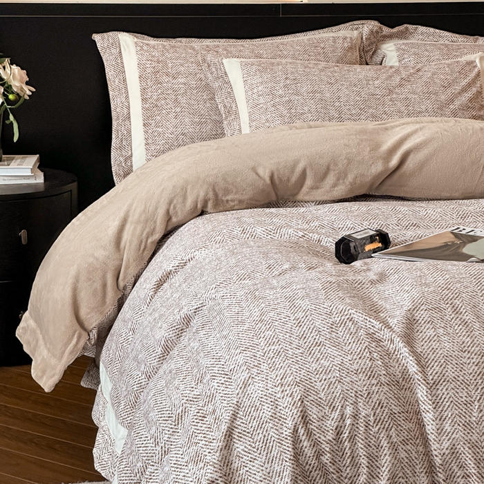 91家纺网 家纺一手货源 找家纺 羽梦家纺 2025款数码印花全消光260克牛奶绒轻奢简约工艺款四件套 数码-驼色