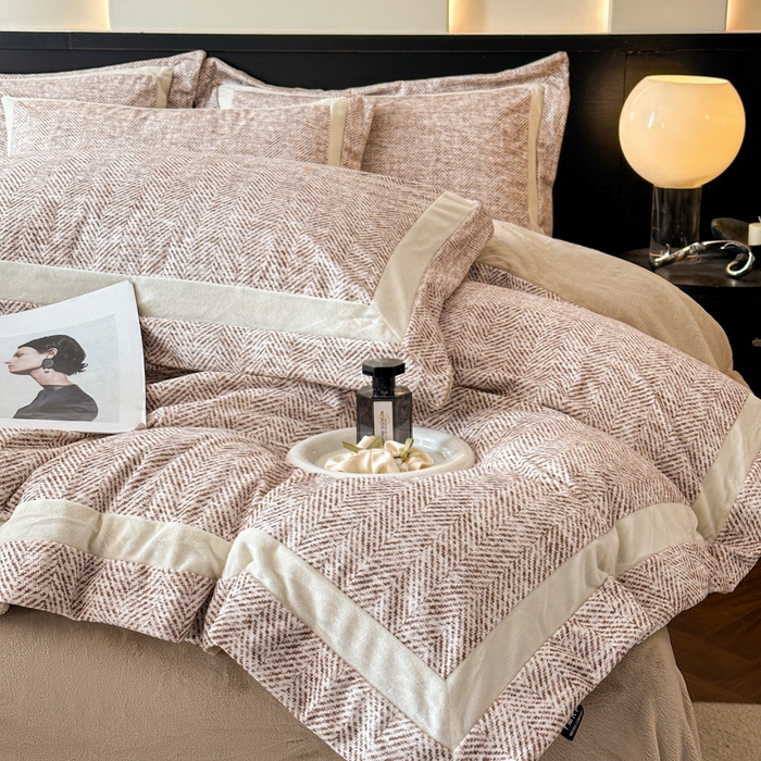 91家纺网 家纺一手货源 找家纺 羽梦家纺 2025款数码印花全消光260克牛奶绒轻奢简约工艺款四件套 数码-驼色