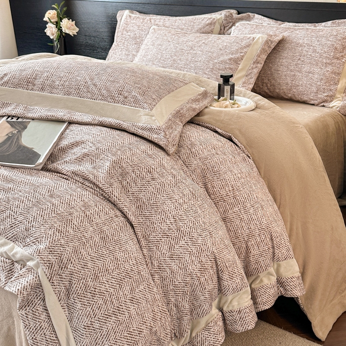 91家纺网 家纺一手货源 找家纺 羽梦家纺 2025款数码印花全消光260克牛奶绒轻奢简约工艺款四件套 数码-驼色