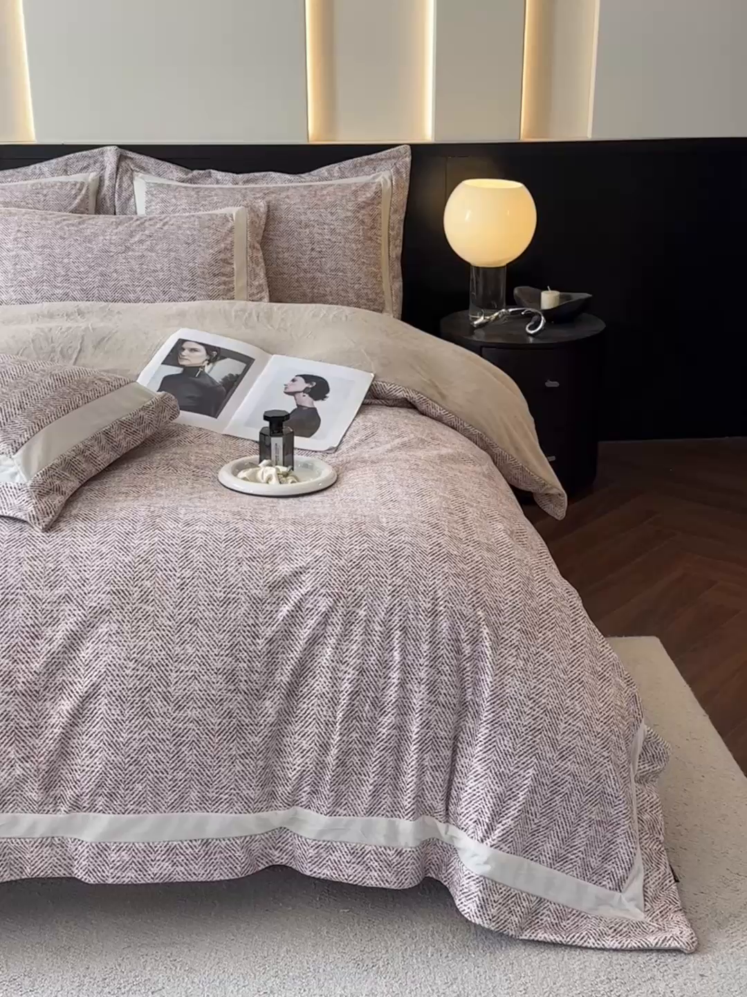 91家纺网 家纺一手货源 找家纺 羽梦家纺 2025款数码印花全消光260克牛奶绒轻奢简约工艺款四件套 数码-驼色