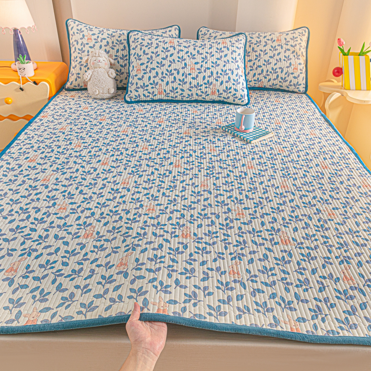 91家纺网 家纺一手货源 找家纺 恒尚居 2025新款A版全棉B版牛奶绒夹棉床褥垫A类四季可用学生床垫-秋冬款三件套系列一 菲菲兔【A纯棉-B牛奶绒】