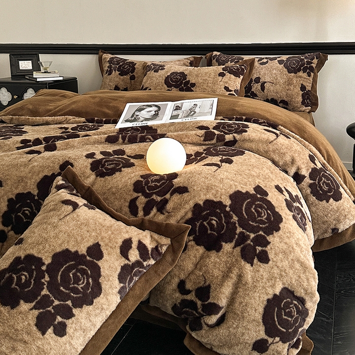 91家纺网 家纺一手货源 找家纺 绒世界 2025秋冬新款丹麦绒宽边牛奶绒四件套 宽边兔绒-绽放-咖