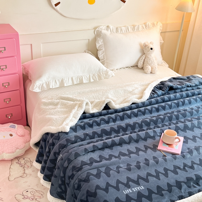 91家纺网 家纺一手货源 找家纺 川悦生活 2025新款牛奶绒羊羔绒毯子毛毯 毛毯简一轻蓝