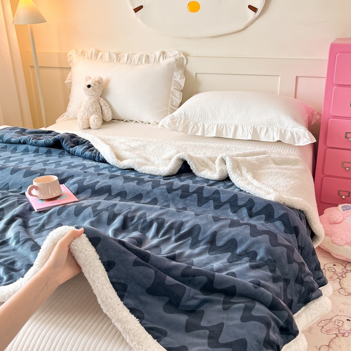 91家纺网 家纺一手货源 找家纺 川悦生活 2025新款牛奶绒羊羔绒毯子毛毯 毛毯简一轻蓝