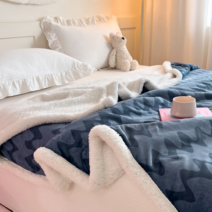 91家纺网 家纺一手货源 找家纺 川悦生活 2025新款牛奶绒羊羔绒毯子毛毯 毛毯简一轻蓝