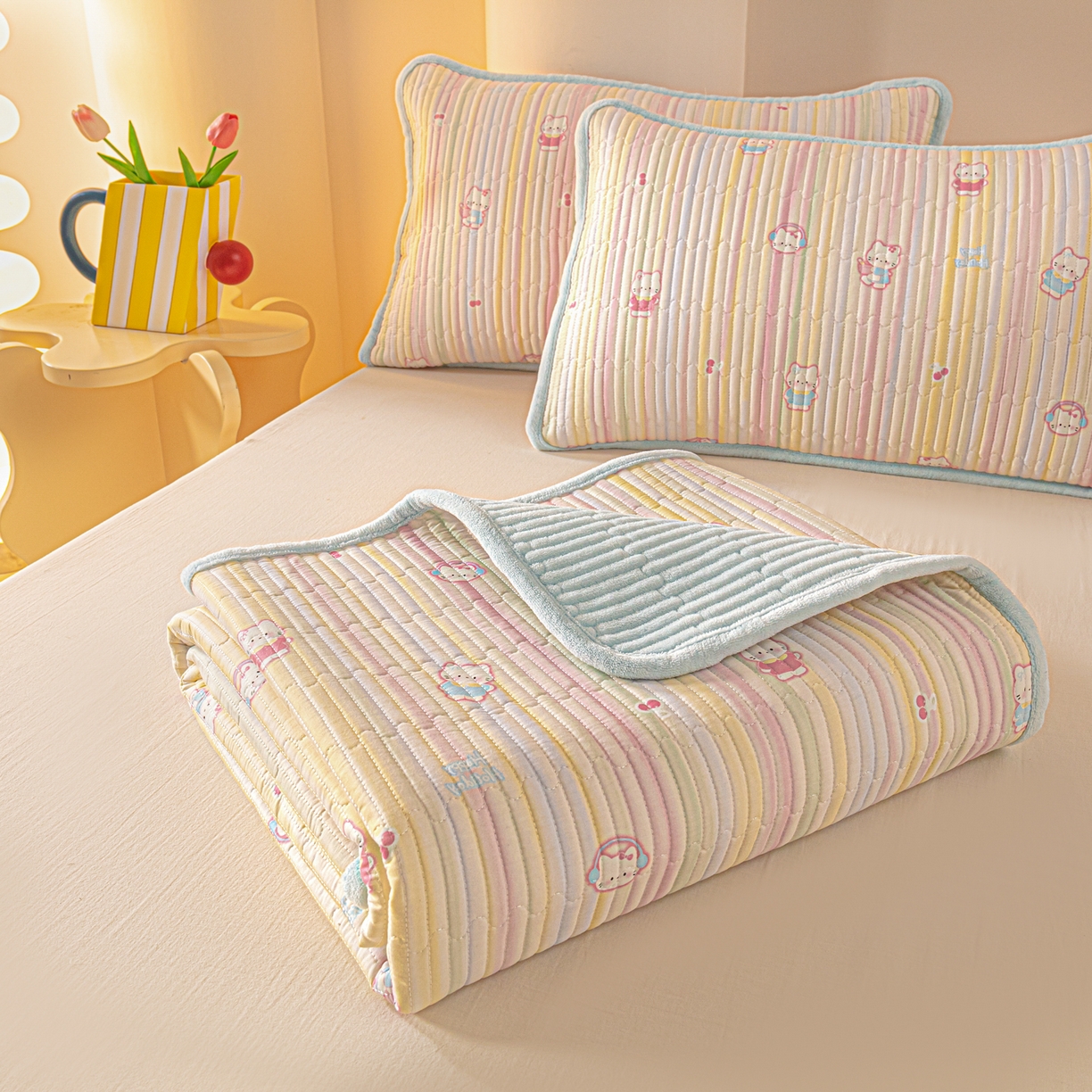 91家纺网 家纺一手货源 找家纺 恒尚居 2025新款A版全棉B版牛奶绒夹棉床褥垫A类四季可用学生床垫-秋冬款三件套系列三 彩虹猫【A纯棉-B牛奶绒】