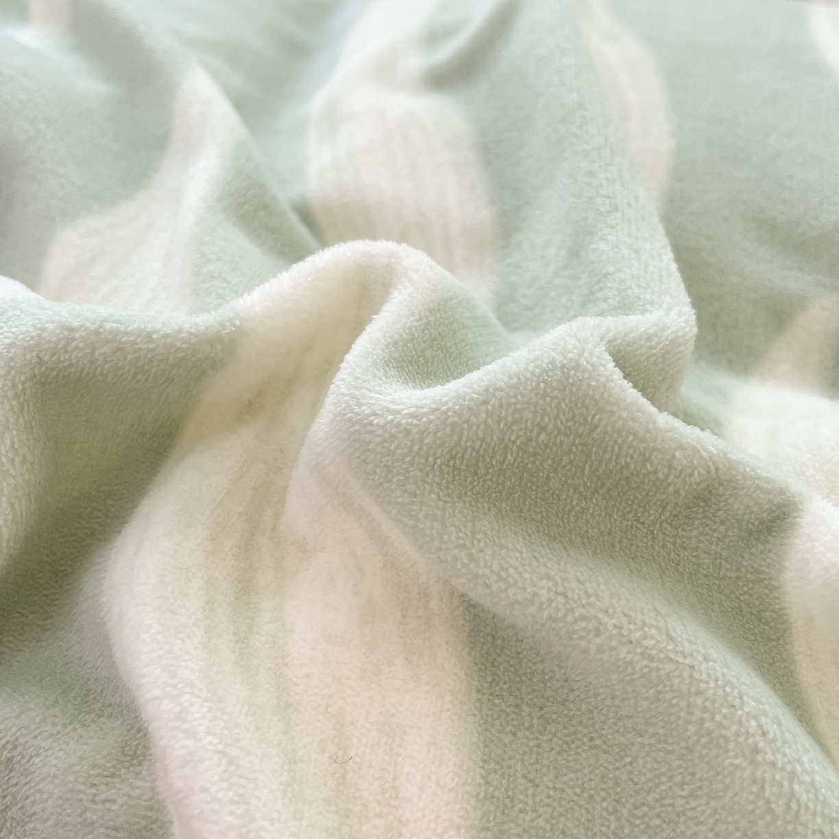 91家纺网 家纺一手货源 找家纺 启发 2025新款高克重小清新牛奶绒印花四件套 波浪