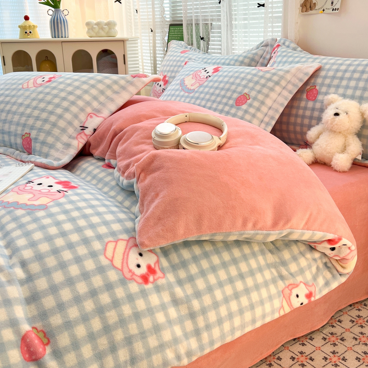 91家纺网 家纺一手货源 找家纺 启发 2025新款高克重小清新牛奶绒印花四件套 蛋糕Kitty