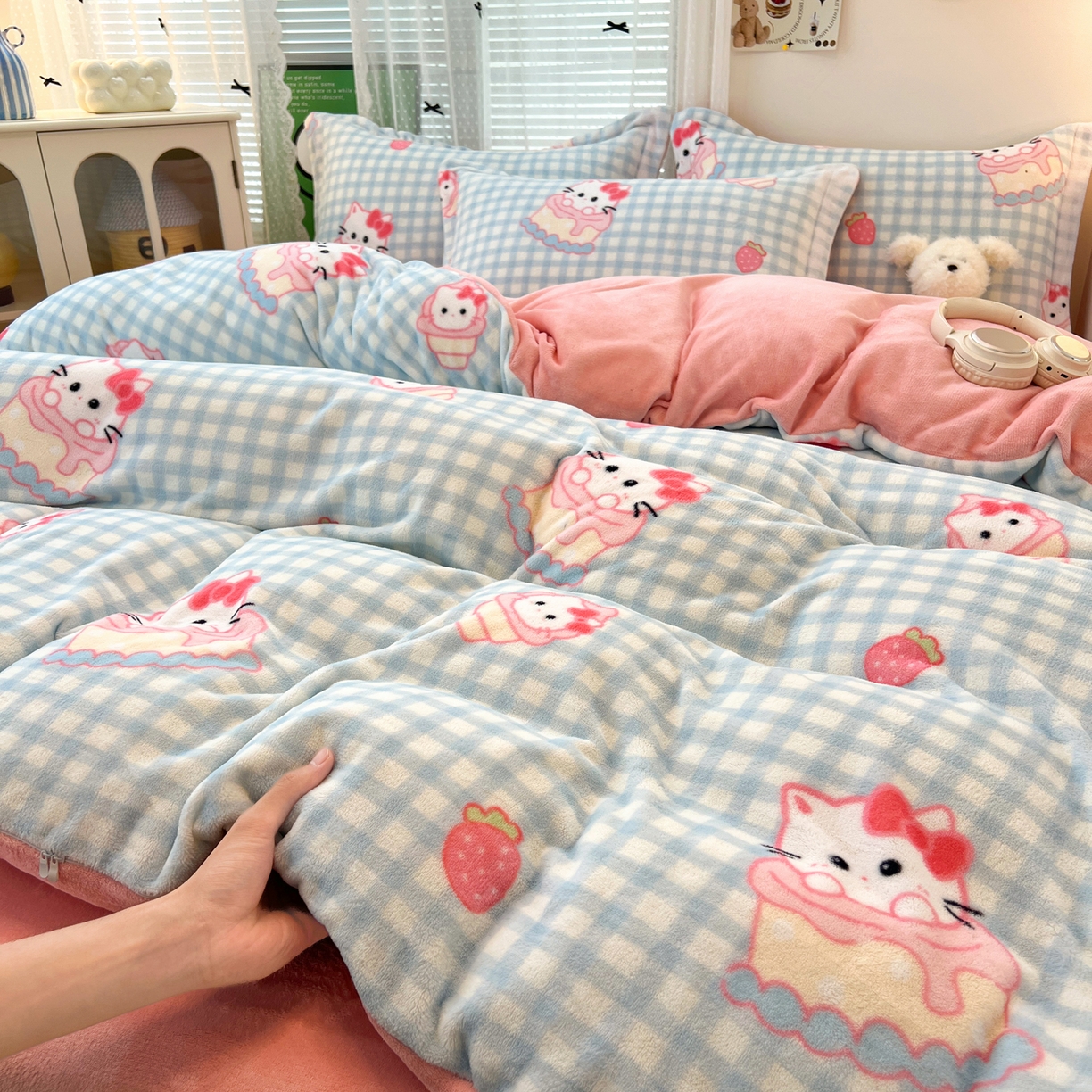 91家纺网 家纺一手货源 找家纺 启发 2025新款高克重小清新牛奶绒印花四件套 蛋糕Kitty