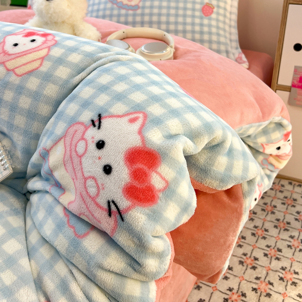 91家纺网 家纺一手货源 找家纺 启发 2025新款高克重小清新牛奶绒印花四件套 蛋糕Kitty