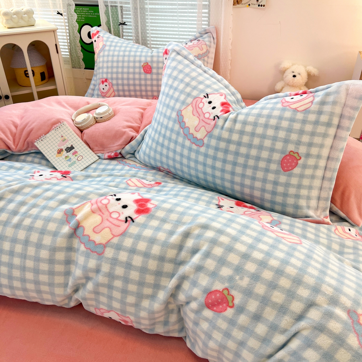 91家纺网 家纺一手货源 找家纺 启发 2025新款高克重小清新牛奶绒印花四件套 蛋糕Kitty