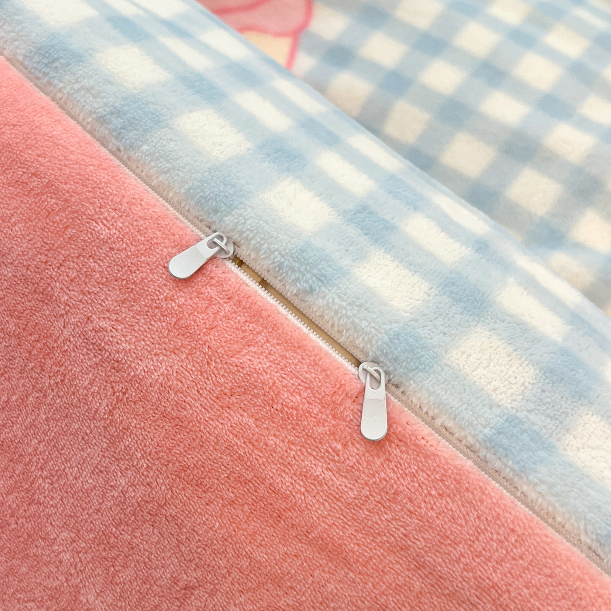 91家纺网 家纺一手货源 找家纺 启发 2025新款高克重小清新牛奶绒印花四件套 蛋糕Kitty