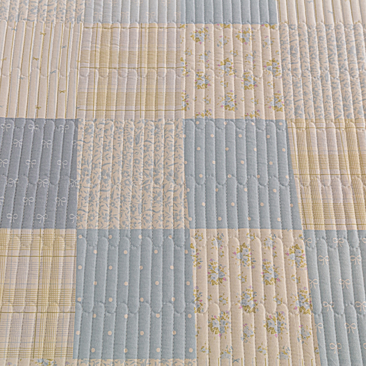 91家纺网 家纺一手货源 找家纺 恒尚居 2025新款A版全棉B版牛奶绒夹棉床褥垫A类四季可用学生床垫-秋冬款三件套系列三 芳菲-蓝【A纯棉-B牛奶绒】