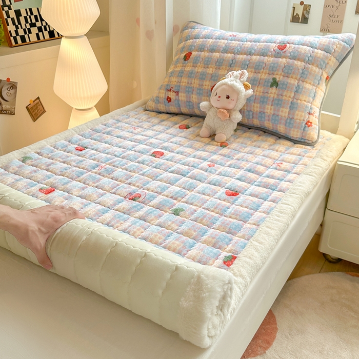 91家纺网 家纺一手货源 找家纺 韩巢家纺 2025款秋冬季上下铺牛奶绒床垫床护垫学生床褥子宿舍寝室床褥铺底 暖绒-草莓软心