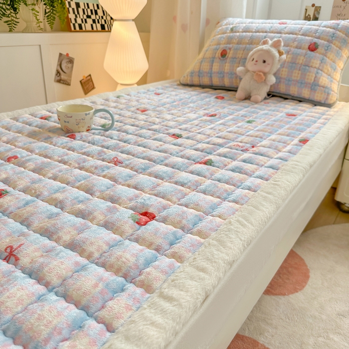 91家纺网 家纺一手货源 找家纺 韩巢家纺 2025款秋冬季上下铺牛奶绒床垫床护垫学生床褥子宿舍寝室床褥铺底 暖绒-草莓软心