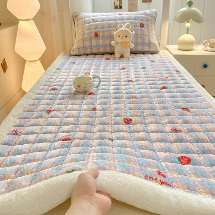 91家纺网 家纺一手货源 找家纺 韩巢家纺 2025款秋冬季上下铺牛奶绒床垫床护垫学生床褥子宿舍寝室床褥铺底 暖绒-草莓软心