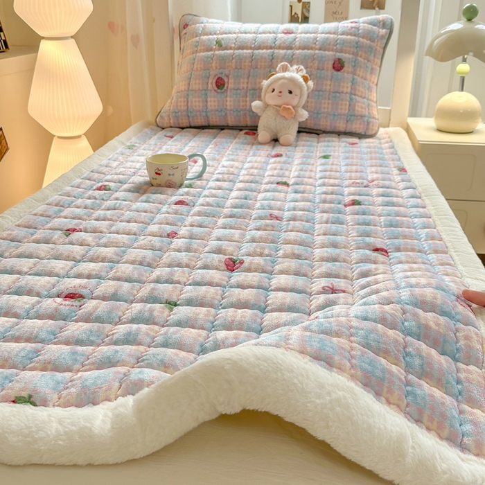 91家纺网 家纺一手货源 找家纺 韩巢家纺 2025款秋冬季上下铺牛奶绒床垫床护垫学生床褥子宿舍寝室床褥铺底 暖绒-草莓软心