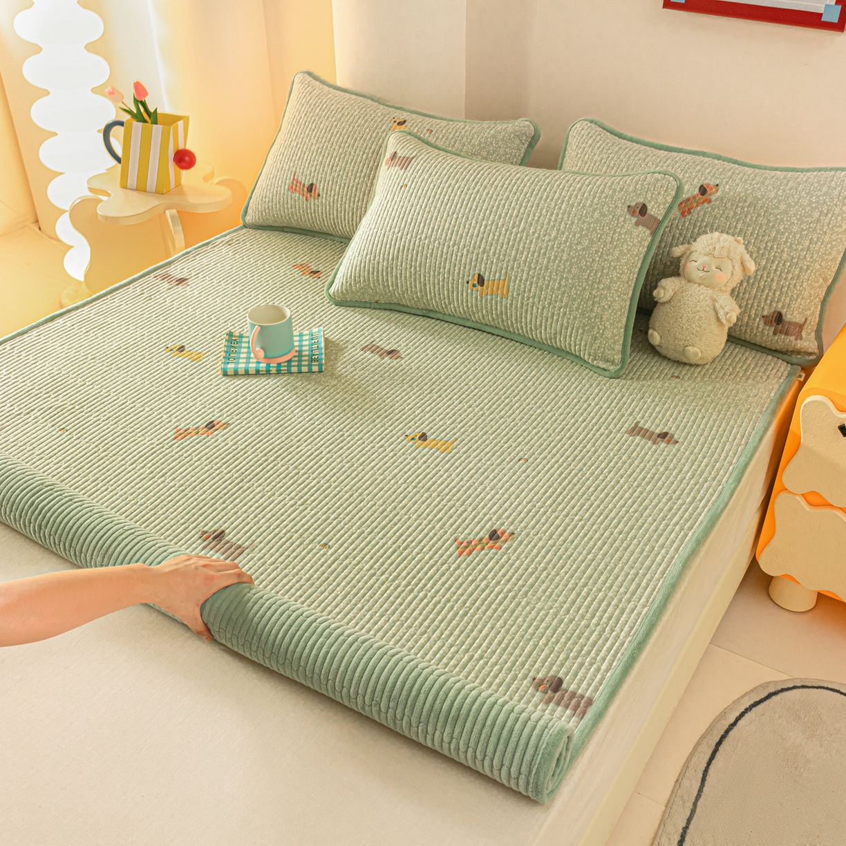 91家纺网 家纺一手货源 找家纺 恒尚居 2025新款A版全棉B版牛奶绒夹棉床褥垫A类四季可用学生床垫-秋冬款三件套系列二 布丁狗【A纯棉-B牛奶绒】