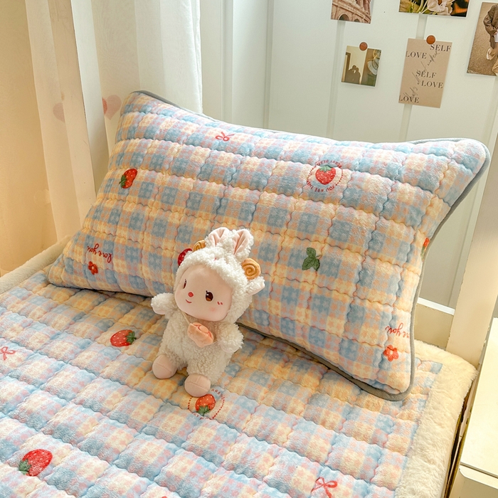 91家纺网 家纺一手货源 找家纺 韩巢家纺 2025款秋冬季上下铺牛奶绒床垫床护垫学生床褥子宿舍寝室床褥铺底 暖绒-草莓软心