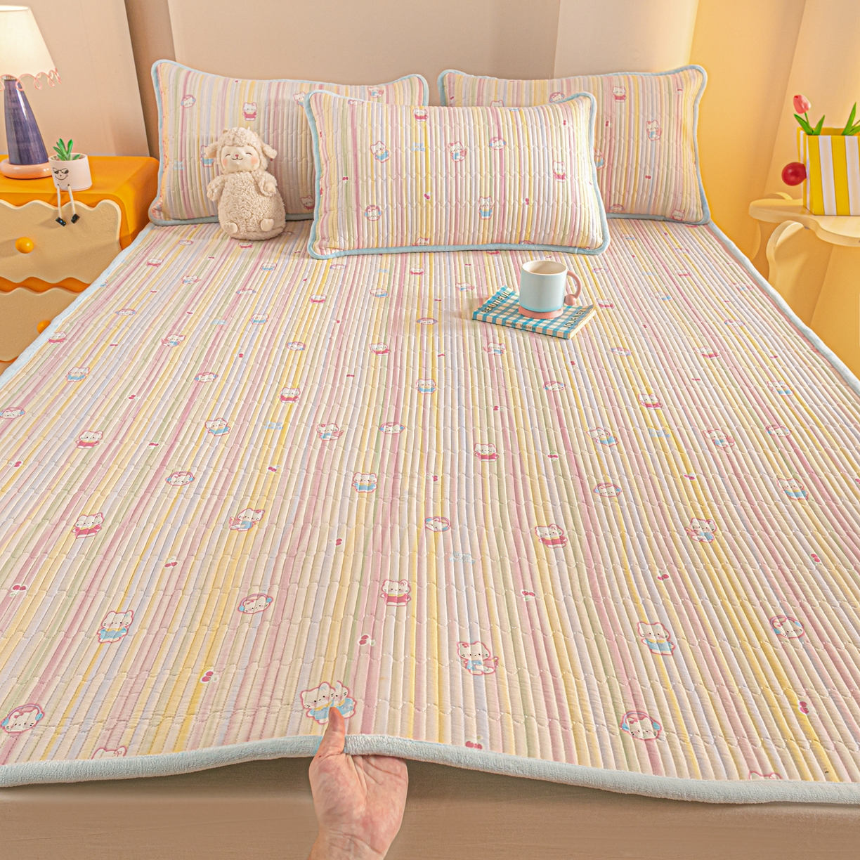 91家纺网 家纺一手货源 找家纺 恒尚居 2025新款A版全棉B版牛奶绒夹棉床褥垫A类四季可用学生床垫-秋冬款三件套系列二 彩虹猫【A纯棉-B牛奶绒】