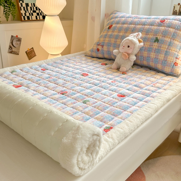 91家纺网 家纺一手货源 找家纺 韩巢家纺 2025款秋冬季上下铺牛奶绒床垫床护垫学生床褥子宿舍寝室床褥铺底 暖绒-草莓软心