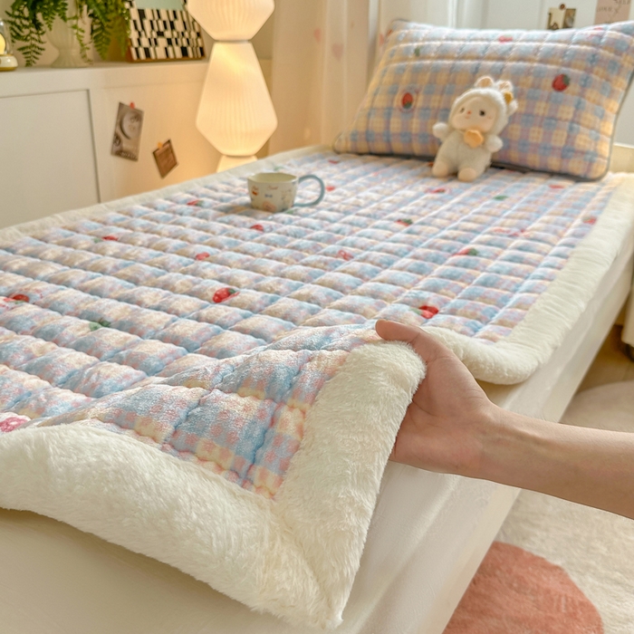 91家纺网 家纺一手货源 找家纺 韩巢家纺 2025款秋冬季上下铺牛奶绒床垫床护垫学生床褥子宿舍寝室床褥铺底 暖绒-草莓软心