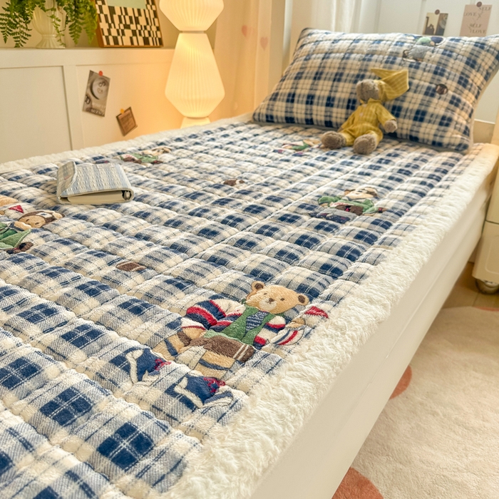 91家纺网 家纺一手货源 找家纺 韩巢家纺 2025款秋冬季上下铺牛奶绒床垫床护垫学生床褥子宿舍寝室床褥铺底 暖绒-蓝格英伦熊