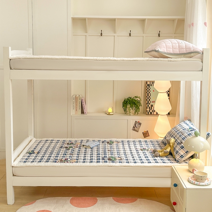 91家纺网 家纺一手货源 找家纺 韩巢家纺 2025款秋冬季上下铺牛奶绒床垫床护垫学生床褥子宿舍寝室床褥铺底 暖绒-蓝格英伦熊