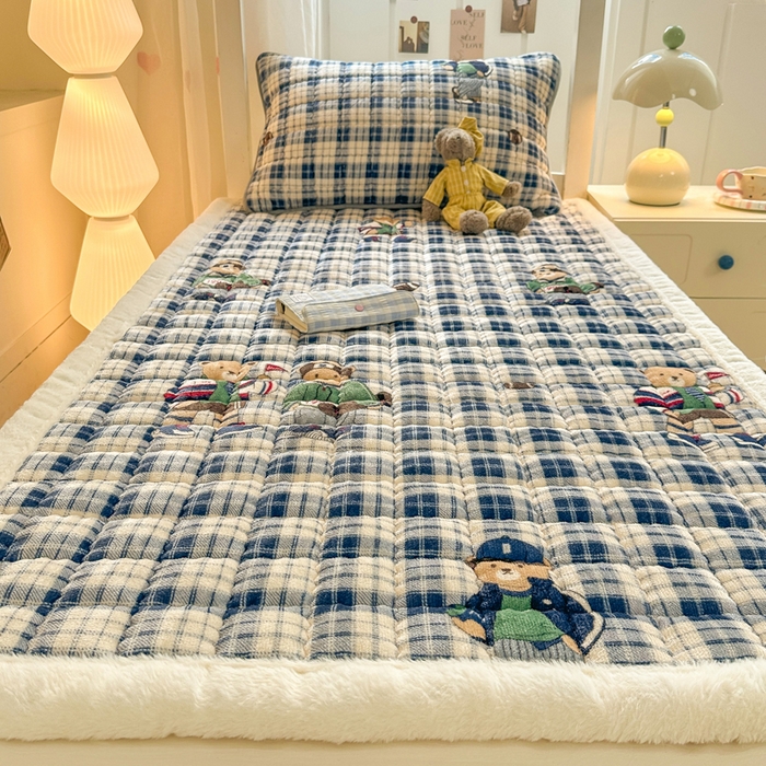 91家纺网 家纺一手货源 找家纺 韩巢家纺 2025款秋冬季上下铺牛奶绒床垫床护垫学生床褥子宿舍寝室床褥铺底 暖绒-蓝格英伦熊