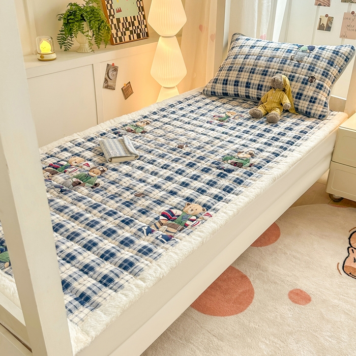 91家纺网 家纺一手货源 找家纺 韩巢家纺 2025款秋冬季上下铺牛奶绒床垫床护垫学生床褥子宿舍寝室床褥铺底 暖绒-蓝格英伦熊