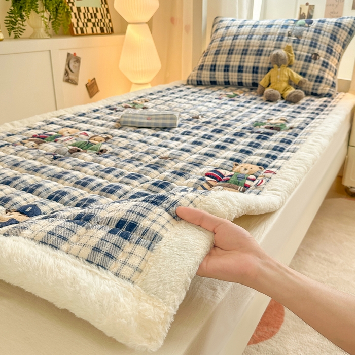 91家纺网 家纺一手货源 找家纺 韩巢家纺 2025款秋冬季上下铺牛奶绒床垫床护垫学生床褥子宿舍寝室床褥铺底 暖绒-蓝格英伦熊