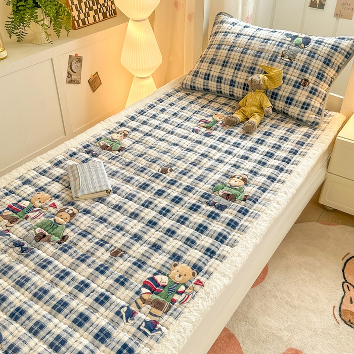 91家纺网 家纺一手货源 找家纺 韩巢家纺 2025款秋冬季上下铺牛奶绒床垫床护垫学生床褥子宿舍寝室床褥铺底 暖绒-蓝格英伦熊