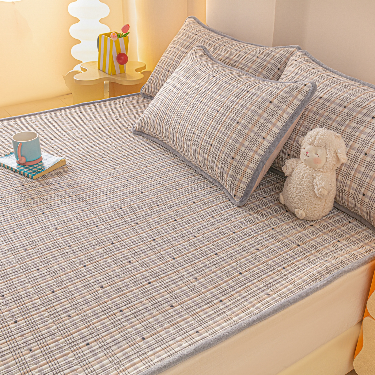 91家纺网 家纺一手货源 找家纺 恒尚居 2025新款A版全棉B版牛奶绒夹棉床褥垫A类四季可用学生床垫-秋冬款三件套系列三 简格调【A纯棉-B牛奶绒】