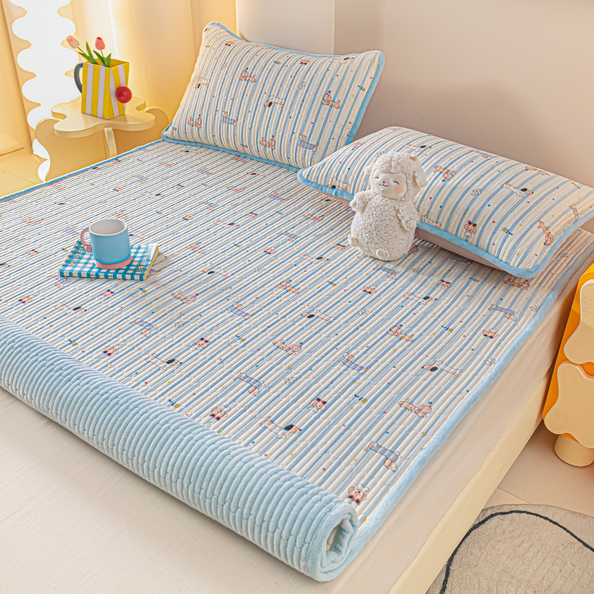 91家纺网 家纺一手货源 找家纺 恒尚居 2025新款A版全棉B版牛奶绒夹棉床褥垫A类四季可用学生床垫-秋冬款三件套系列一 机灵旺仔【A纯棉-B牛奶绒】