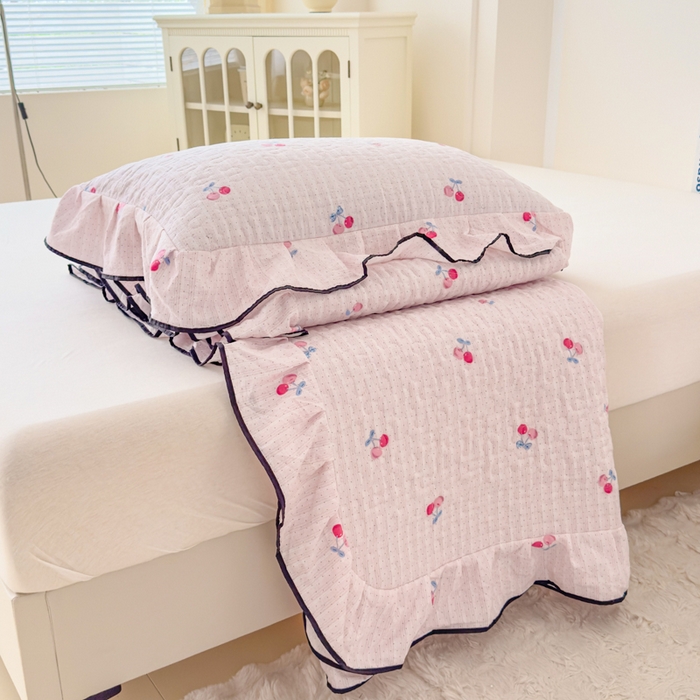 91家纺网 家纺一手货源 找家纺 小萌虎 2025新款A类云感原麻双层纱花边床盖三件套 樱桃格【花边款】