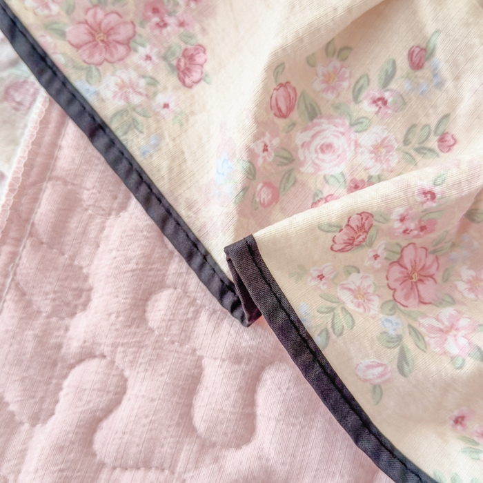 91家纺网 家纺一手货源 找家纺 小萌虎 2025新款A类云感原麻双层纱花边床盖三件套 春天里【花边款】