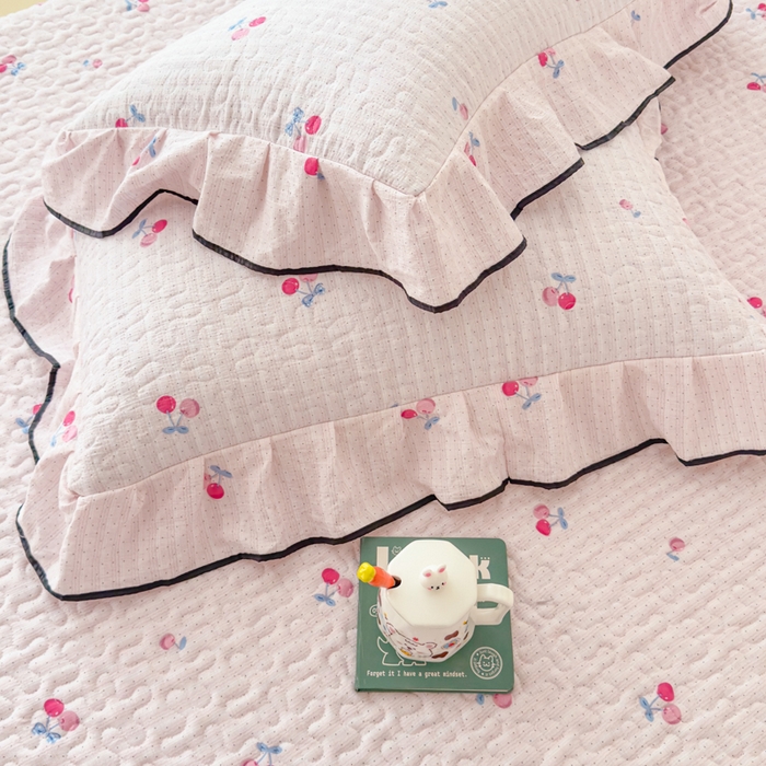 91家纺网 家纺一手货源 找家纺 小萌虎 2025新款A类云感原麻双层纱花边床盖三件套 樱桃格【花边款】