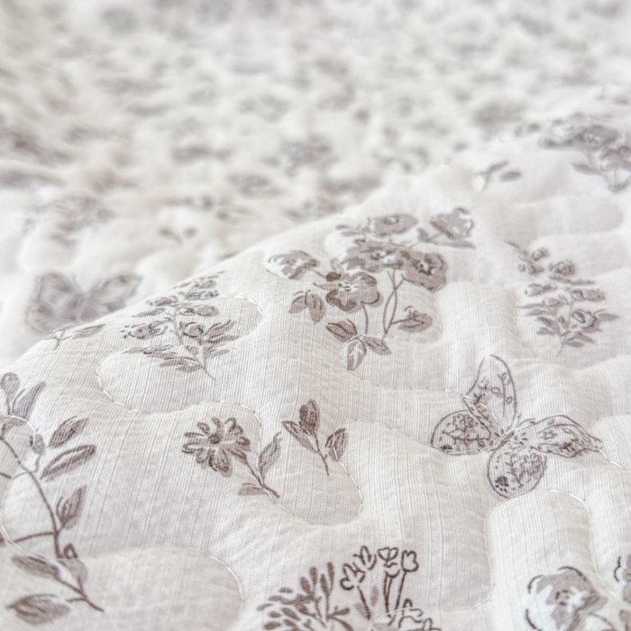 91家纺网 家纺一手货源 找家纺 小萌虎 2025新款A类云感原麻双层纱花边床盖三件套 浅画【花边款】