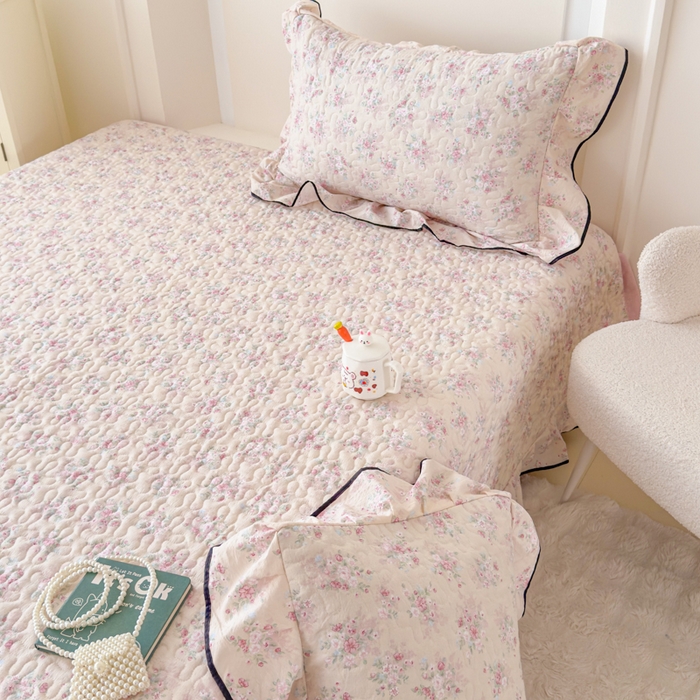 91家纺网 家纺一手货源 找家纺 小萌虎 2025新款A类云感原麻双层纱花边床盖三件套 春天里【花边款】