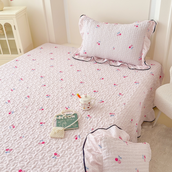 91家纺网 家纺一手货源 找家纺 小萌虎 2025新款A类云感原麻双层纱花边床盖三件套 樱桃格【花边款】