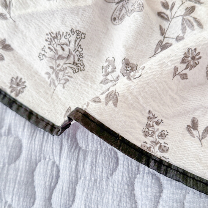 91家纺网 家纺一手货源 找家纺 小萌虎 2025新款A类云感原麻双层纱花边床盖三件套 浅画【花边款】